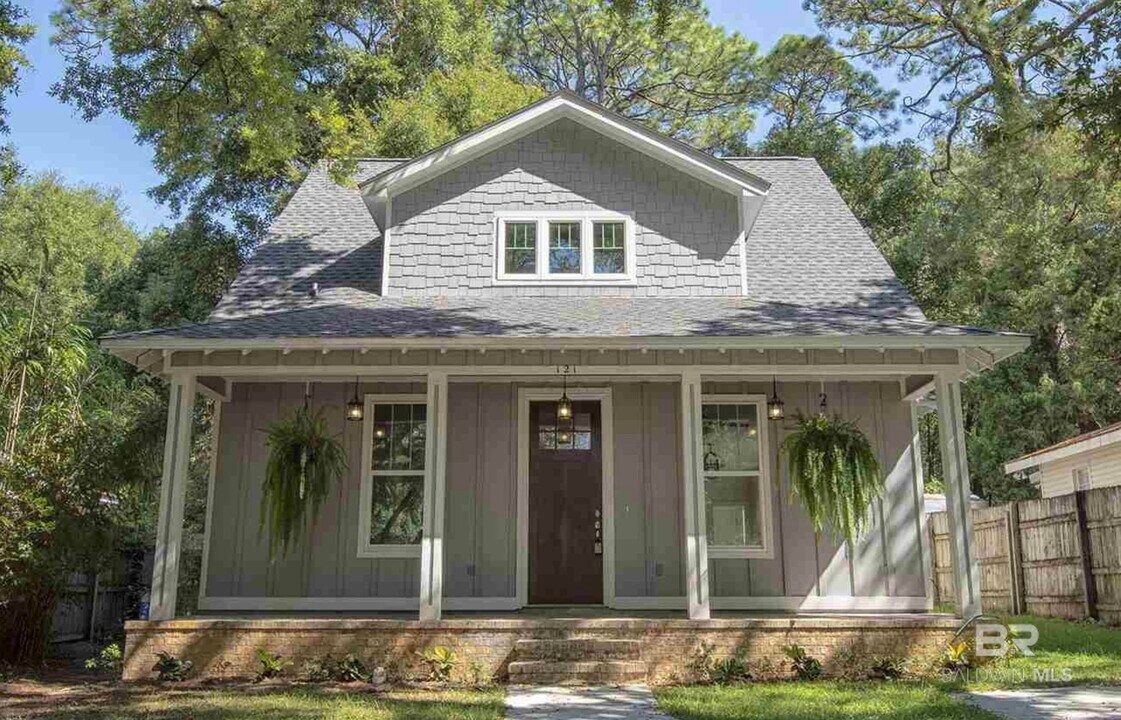 121 White Ave in Fairhope, AL - Building Photo