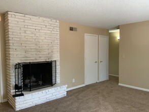 1322 Topaz Way in Sacramento, CA - Building Photo - Building Photo