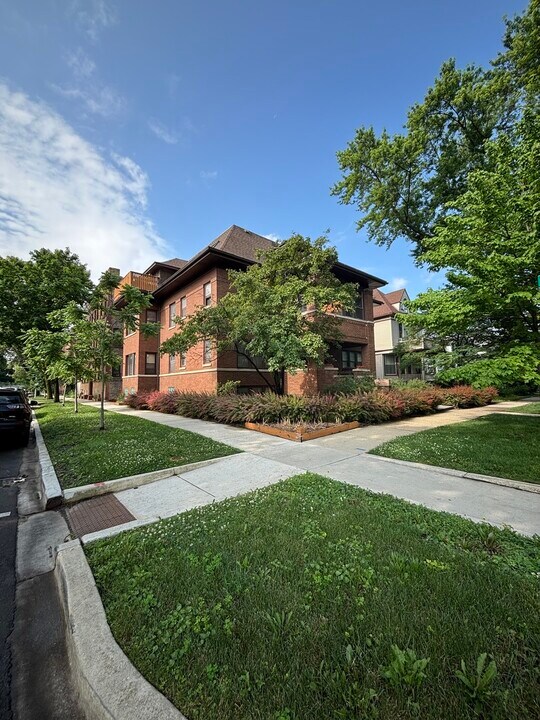 5901 W Race Ave in Chicago, IL - Foto de edificio