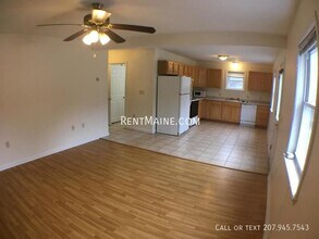 1837 Hammond St in Hermon, ME - Foto de edificio - Building Photo