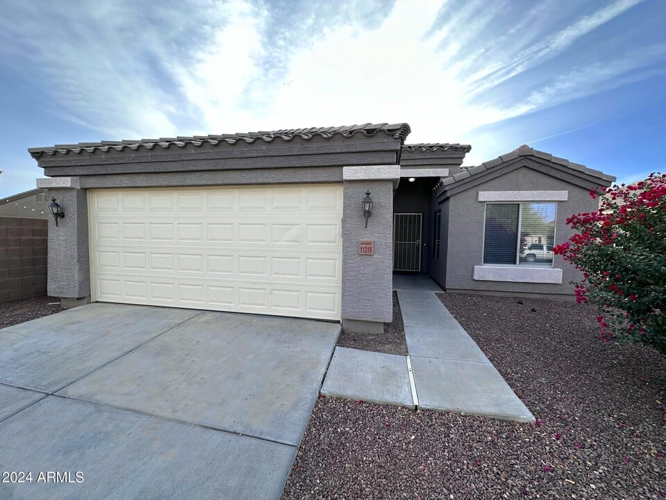 11319 W Brittlewood Dr in Phoenix, AZ - Building Photo