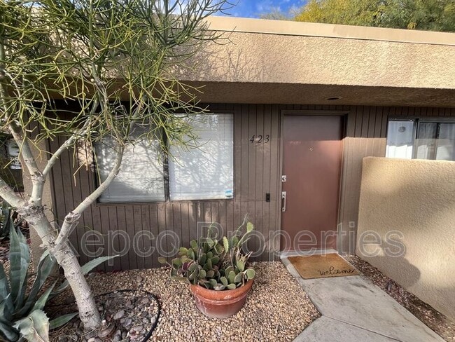 423 Bradshaw E Ln in Palm Springs, CA - Building Photo - Building Photo