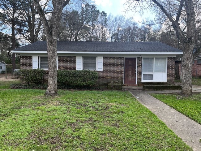 property at 1908 Pinecrest Dr