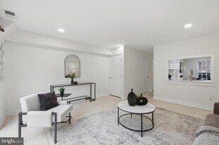 8141 Kingsway Ct in West Springfield, VA - Building Photo