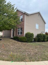 1028 Pierpoint Ln in St. Charles, MO - Foto de edificio - Building Photo
