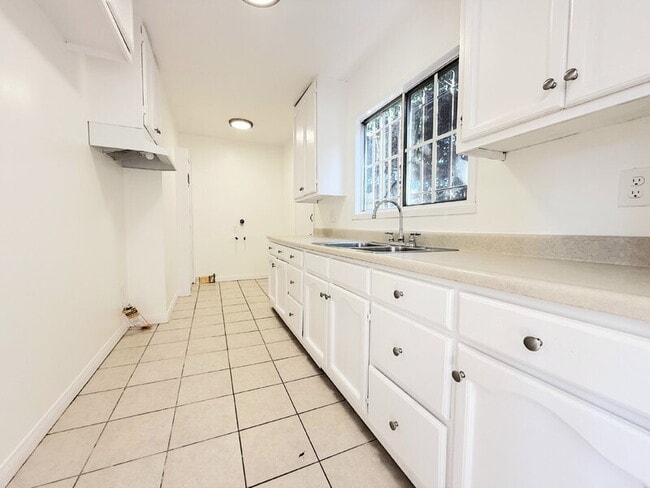 727 E 81st St in Los Angeles, CA - Building Photo - Building Photo