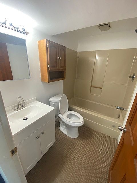 93 Hickory St in Edison, NJ - Building Photo