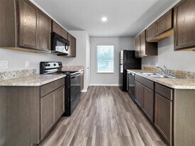 2851 Golf Crest Dr in Wharton, TX - Building Photo