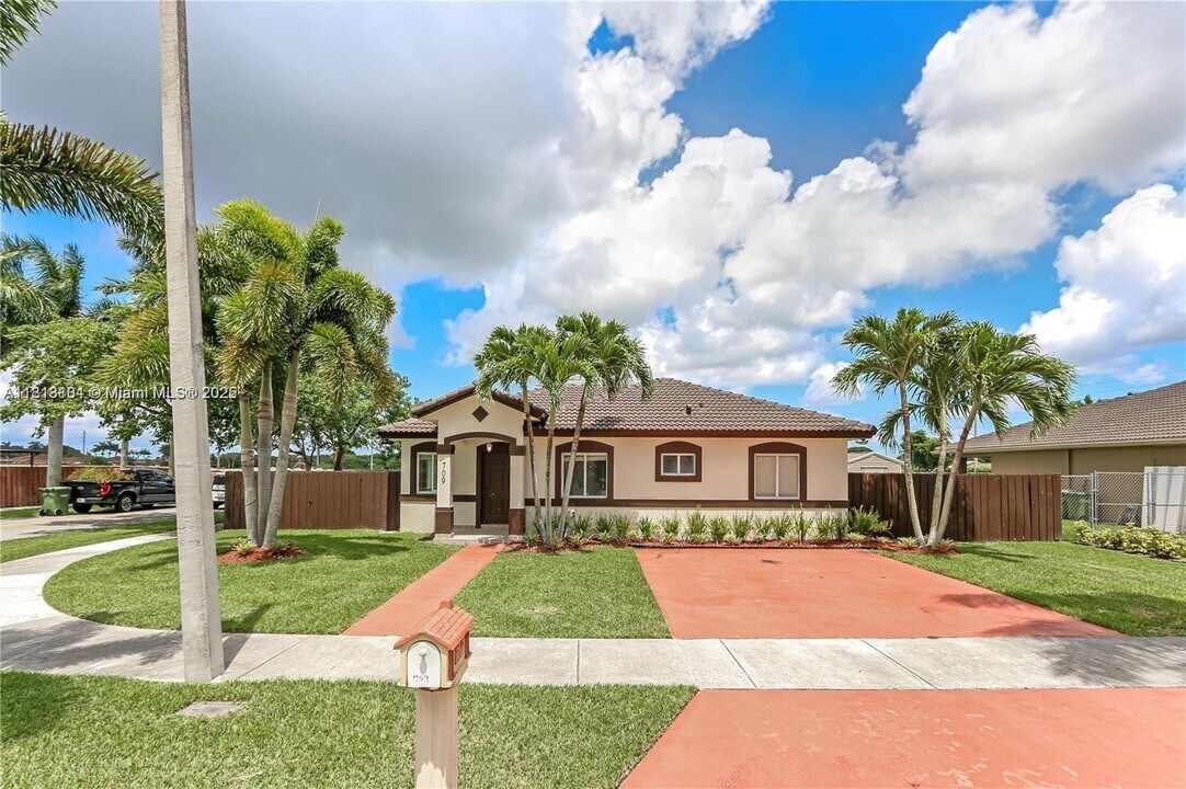 709 SE 14th Pl in Homestead, FL - Building Photo