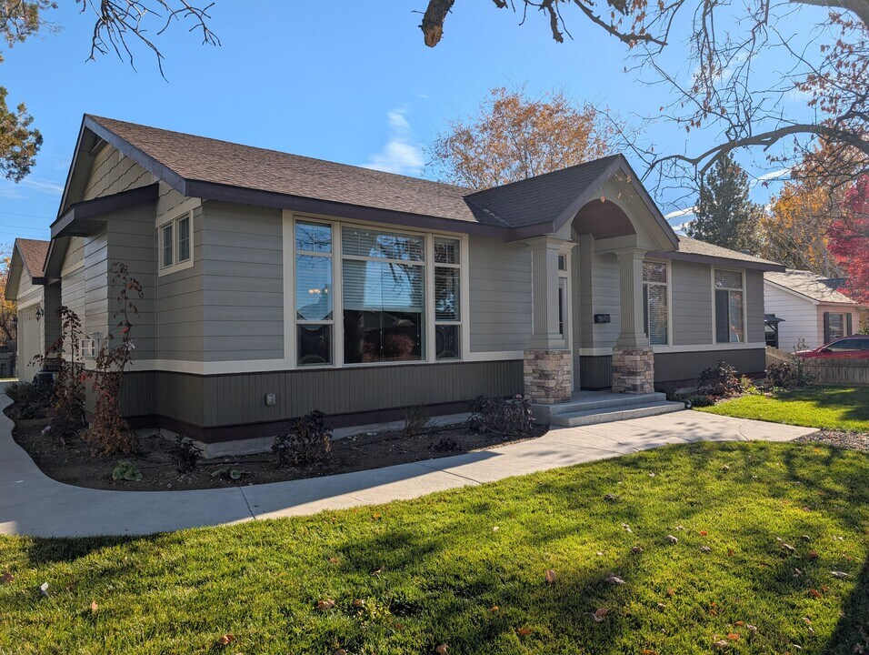 400 S Curtis Rd in Boise, ID - Building Photo