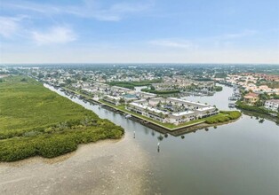 8802 Bay Pointe Dr, Unit 202 in Tampa, FL - Foto de edificio - Building Photo