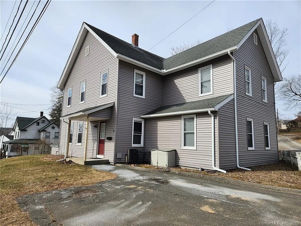 22 Brendan St, Unit 1 in Stafford Springs, CT - Foto de edificio