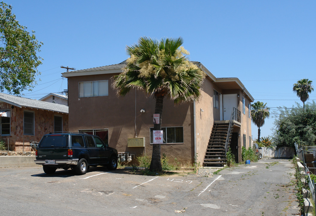 429 Alvarado Ter in Vista, CA - Building Photo