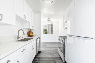 1751 S Bentley Ave in Los Angeles, CA - Building Photo - Building Photo