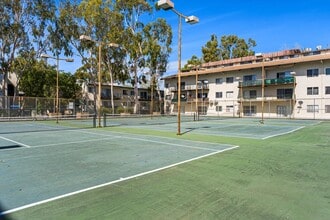5460 White Oak Ave, Unit A105 in Encino, CA - Foto de edificio - Building Photo
