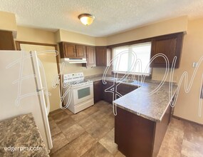 2714 Prescotts Dr in Waterloo, IA - Building Photo - Building Photo