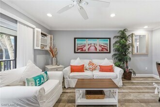 87 N Collier Blvd in Marco Island, FL - Foto de edificio - Building Photo