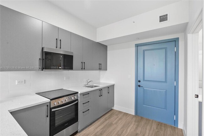 1559 NW 15th Street Rd, Unit 303 in Miami, FL - Building Photo - Building Photo