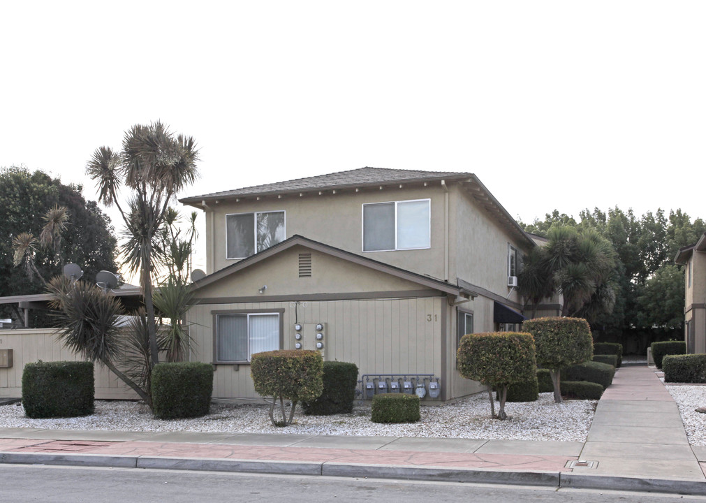 31 Squire Ct in Hollister, CA - Foto de edificio