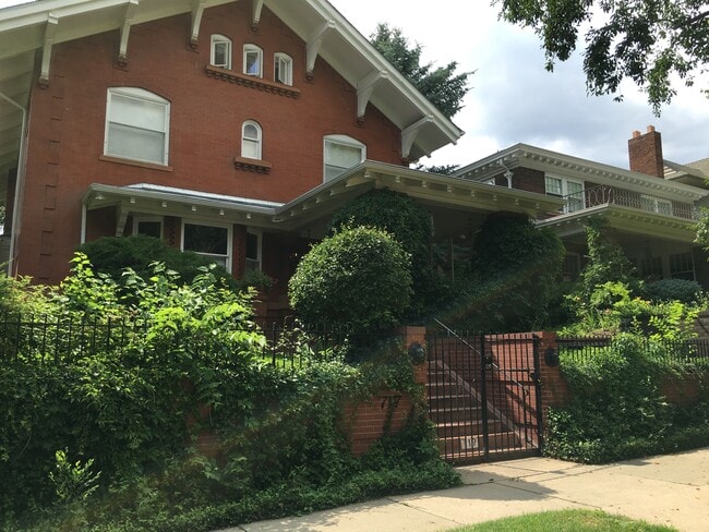717 N Emerson St, Unit 3rd fl apt