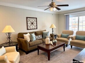 5 Williams Blvd-Unit -5-2G in Lake Grove, NY - Building Photo - Building Photo