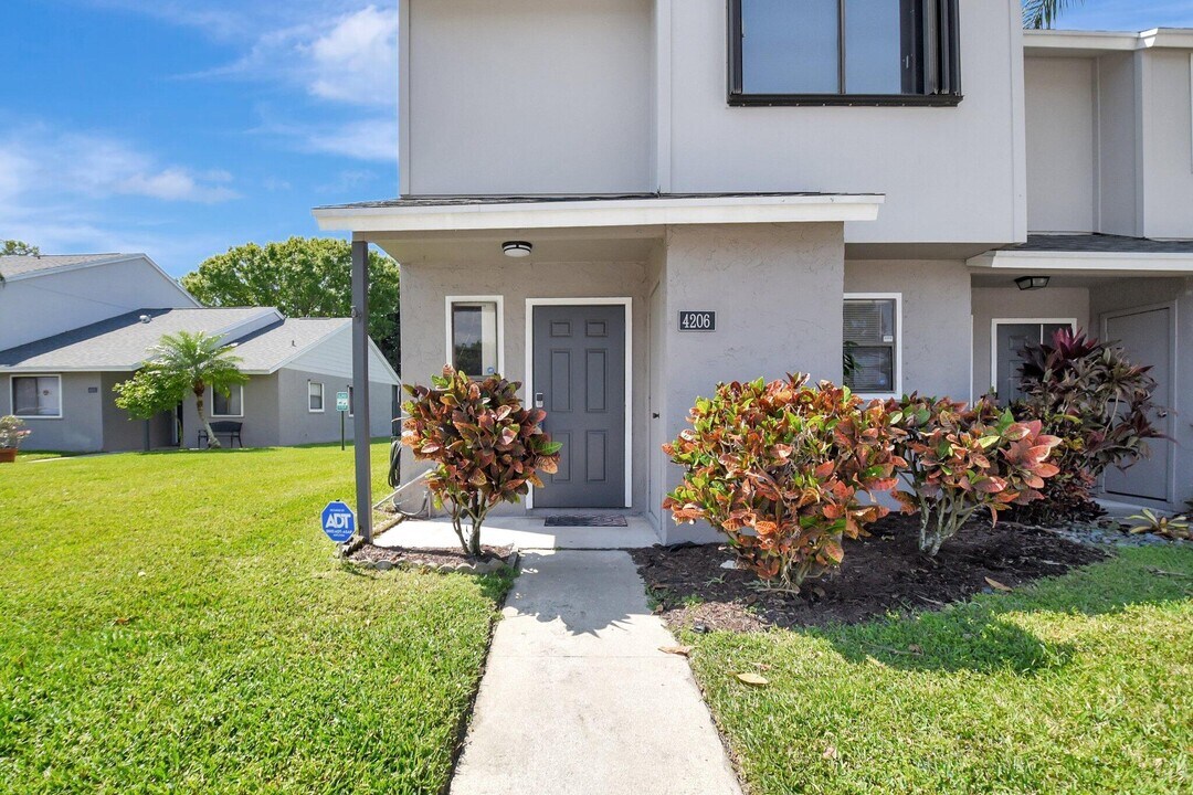 4206 Inlet Cir in Greenacres, FL - Building Photo
