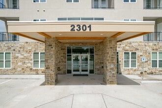 Pines at Frazier in Conroe, TX - Foto de edificio - Building Photo