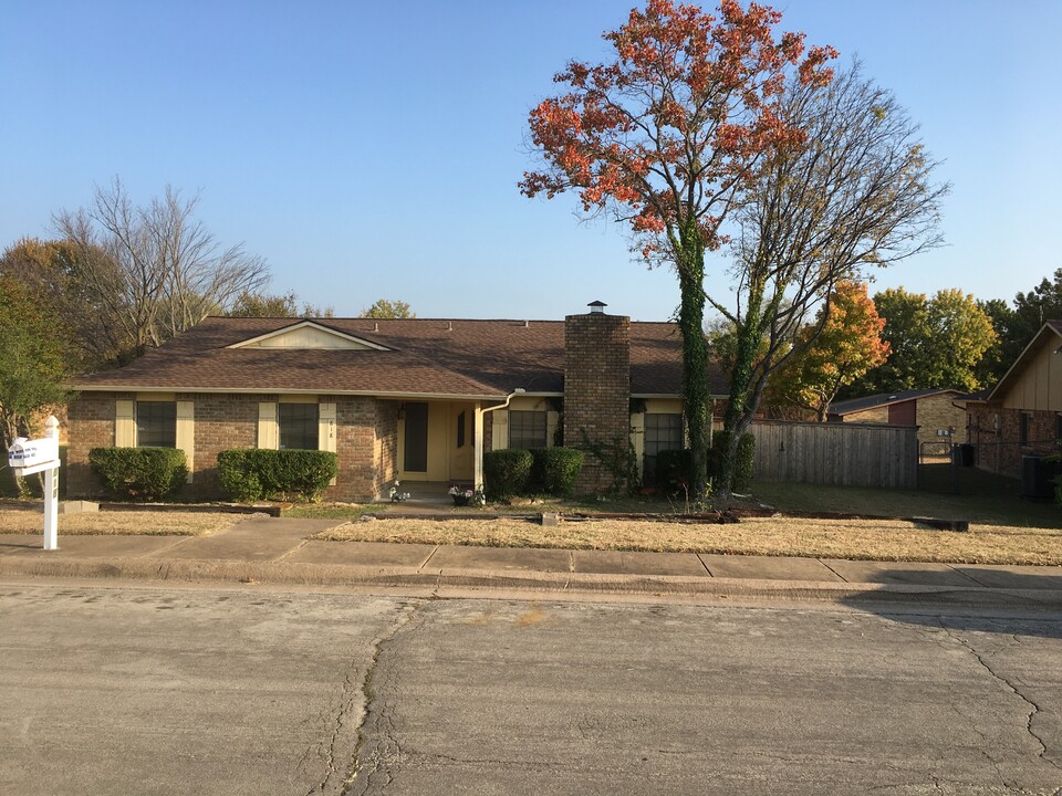 818 Wood Glen in Desoto, TX - Foto de edificio