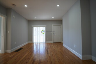 372 Beacon St, Unit 2 in Somerville, MA - Building Photo - Building Photo