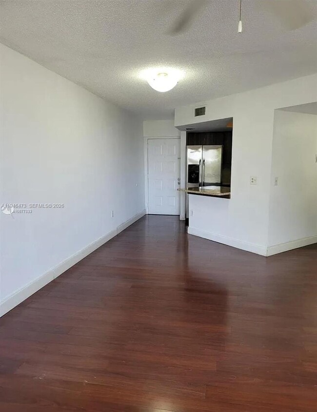 8245 Lake Dr in Doral, FL - Building Photo - Building Photo