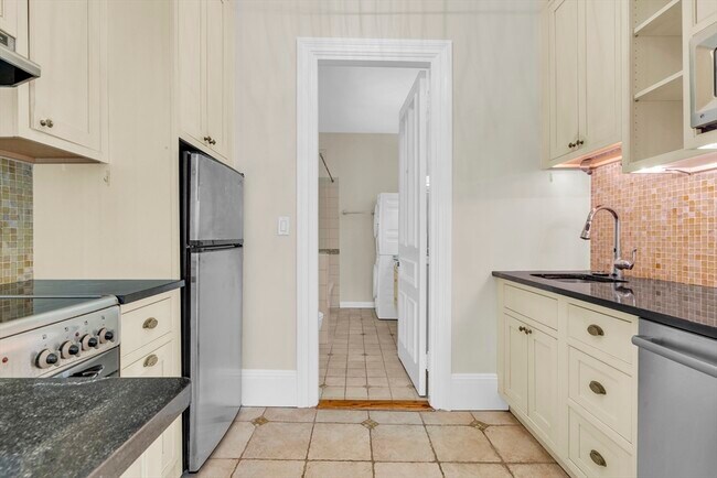 321 Commonwealth Ave, Unit 3 in Boston, MA - Building Photo - Building Photo