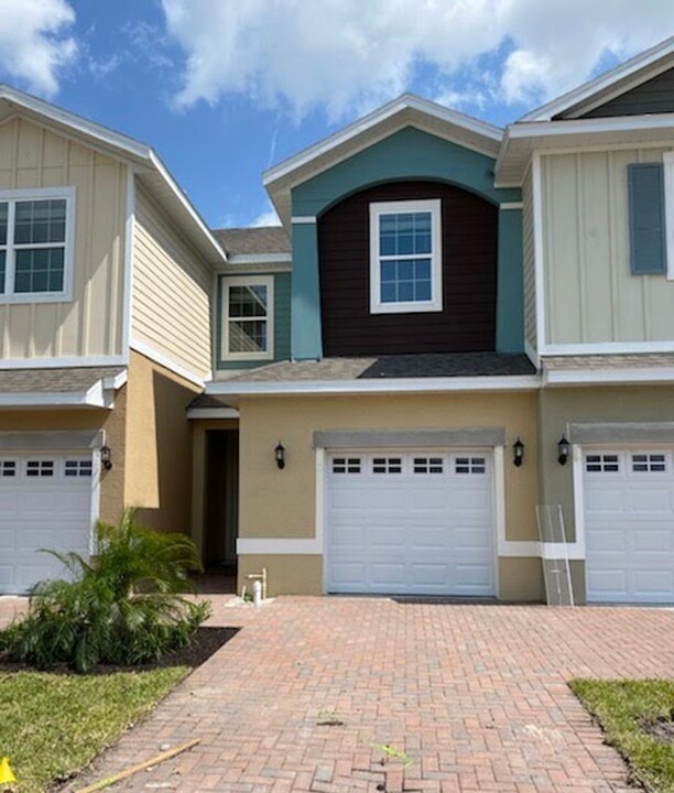 34175 Rogallo Ln in Wesley Chapel, FL - Building Photo