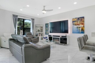 1010 Willow Pl in Riviera Beach, FL - Building Photo - Building Photo