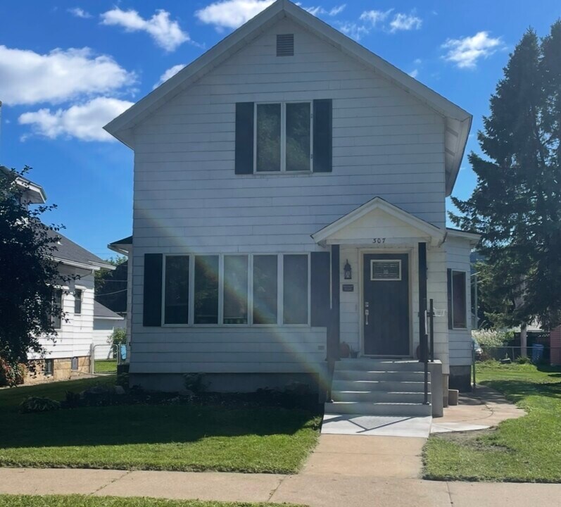 307 E Wabasha St in Winona, MN - Building Photo