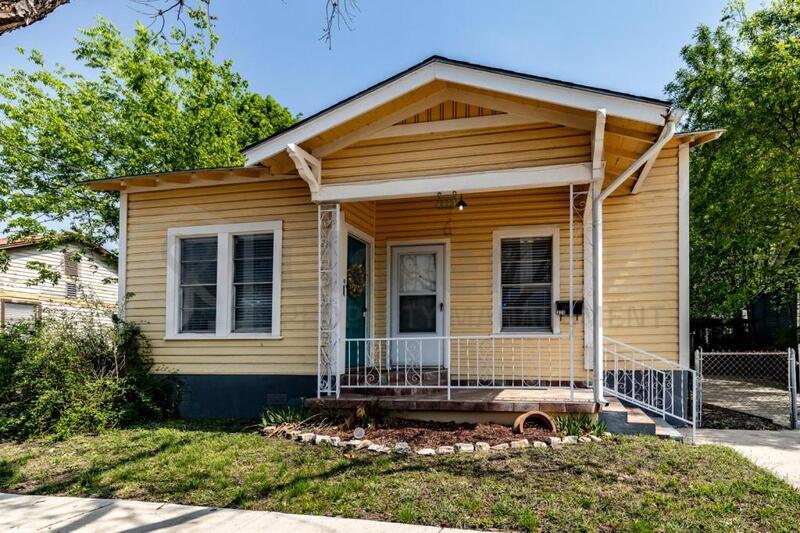 323 Barrera St in San Antonio, TX - Building Photo