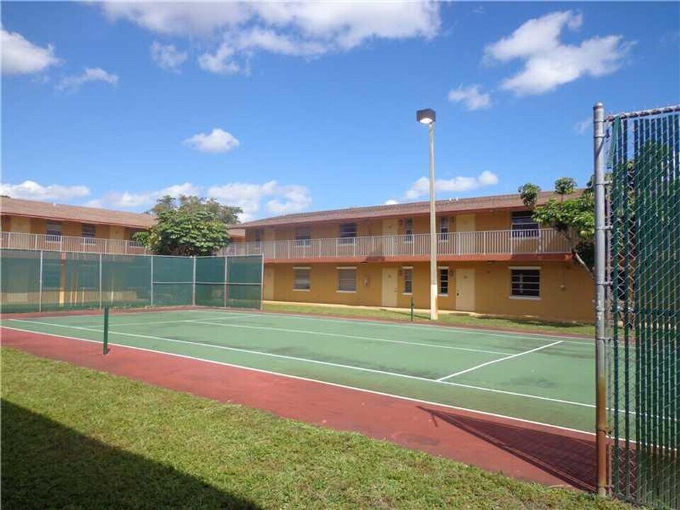 101 NE 41 St #C-48 C in Oakland Park, FL - Building Photo