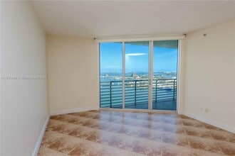 335 S Biscayne Blvd in Miami, FL - Building Photo - Building Photo