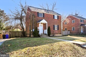 5016 N Carlin Springs Rd in Arlington, VA - Building Photo - Building Photo
