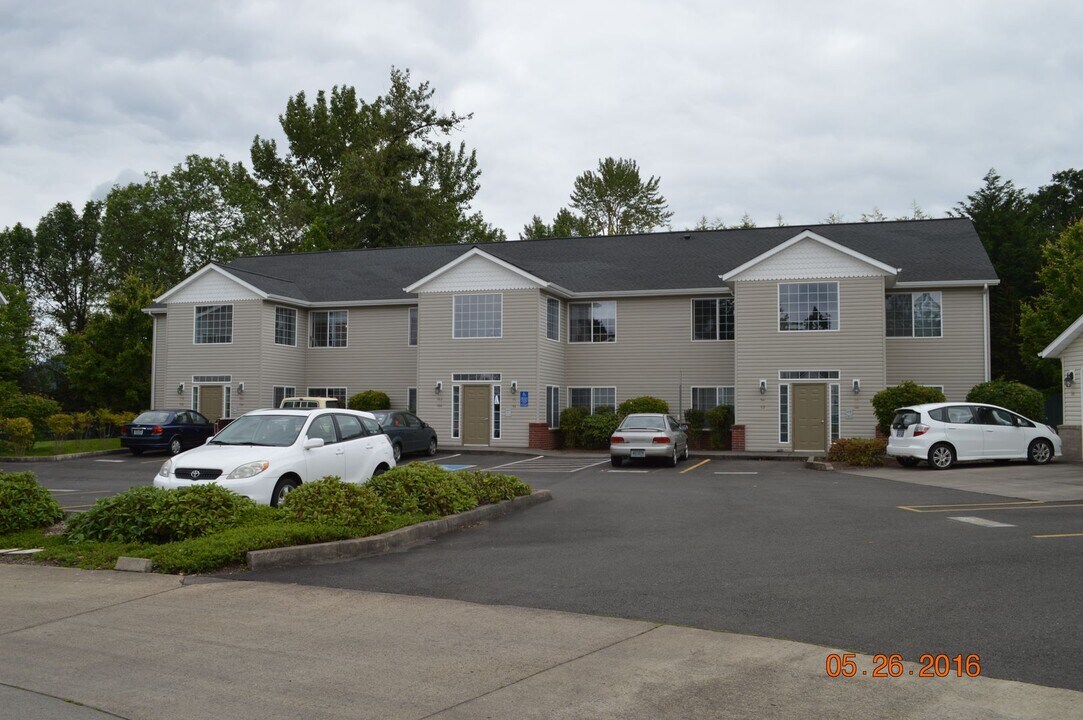 100 Weldwood Dr in Lebanon, OR - Building Photo