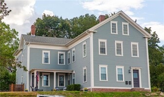 31 Peirce St in East Greenwich, RI - Building Photo