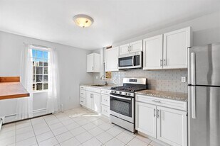 221 Angelique St in Weehawken, NJ - Building Photo