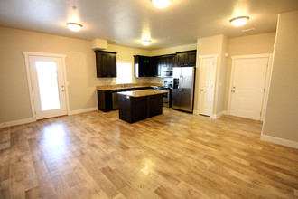 Creekside Oaks in Layton, UT - Building Photo - Building Photo