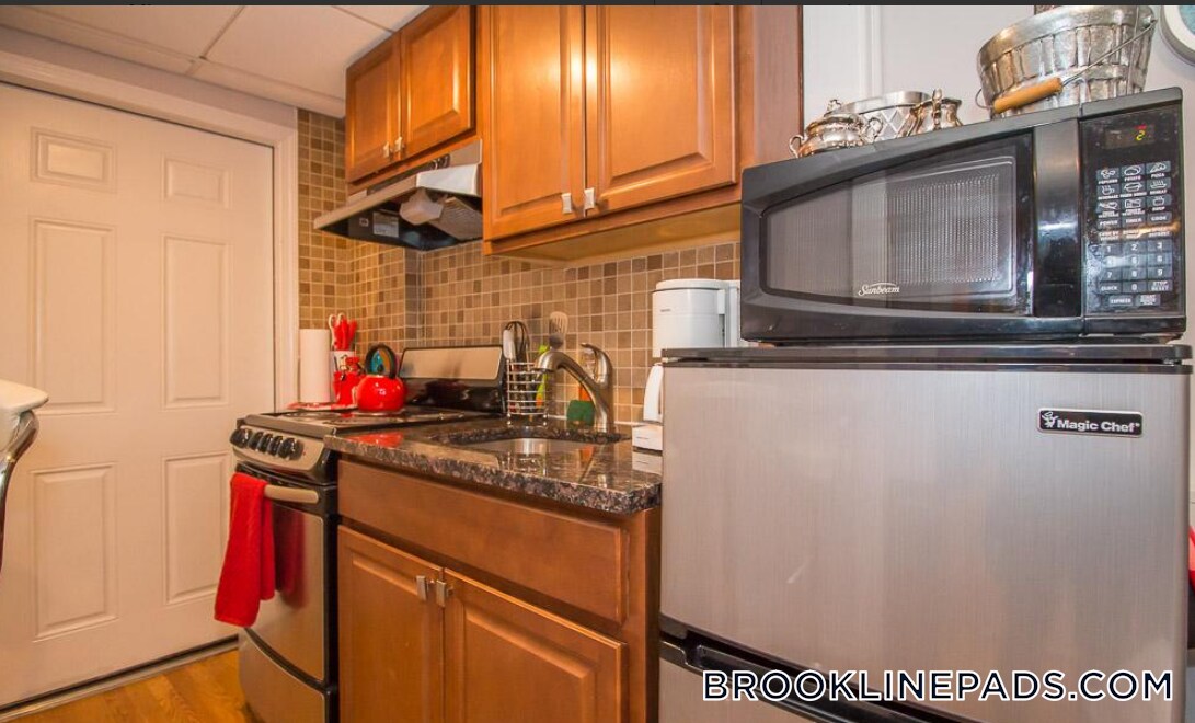 1029 Beacon St in Brookline, MA - Building Photo