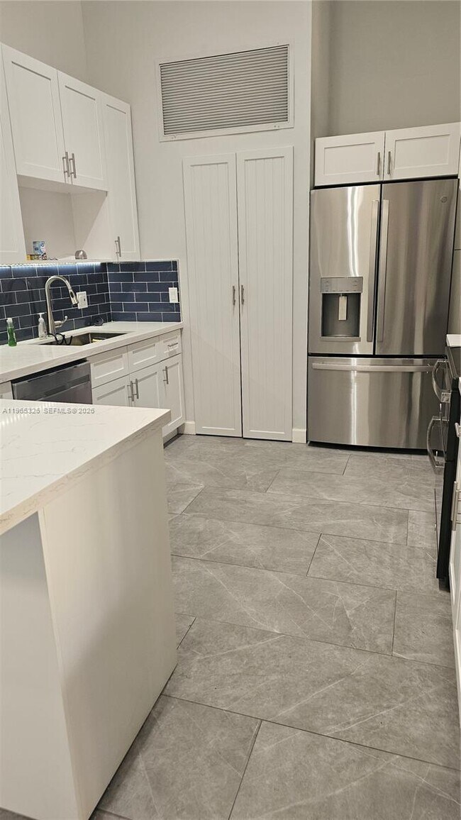 523 Leslie Dr in Hallandale Beach, FL - Building Photo - Building Photo