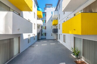 Oxford West Apartments in Los Angeles, CA - Building Photo - Building Photo