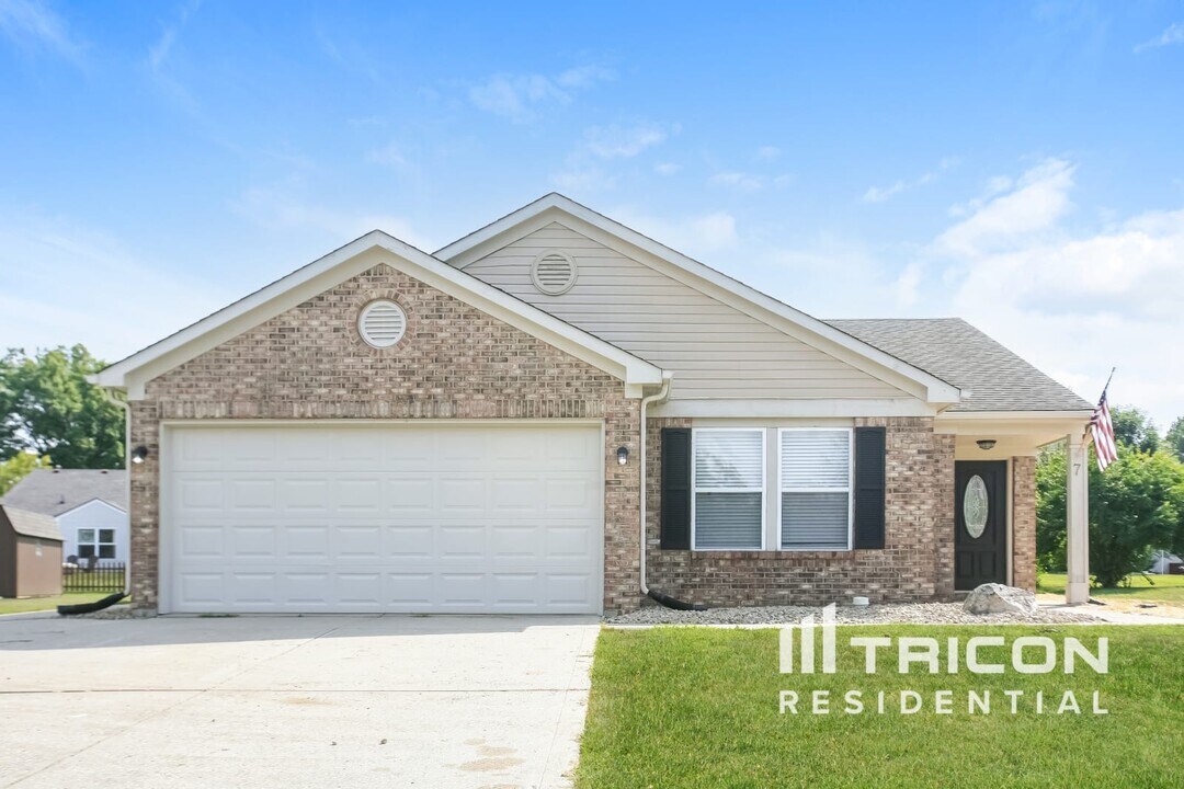 7 Pondview Ct in Brownsburg, IN - Building Photo