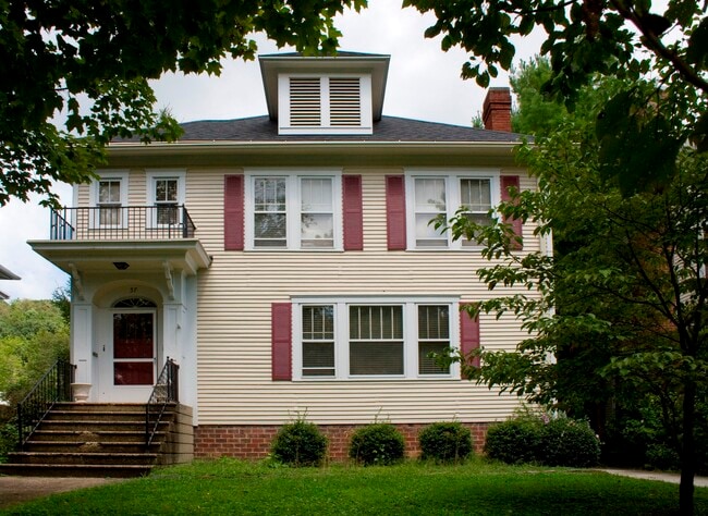 57 Elmwood Pl, Unit Above Garage