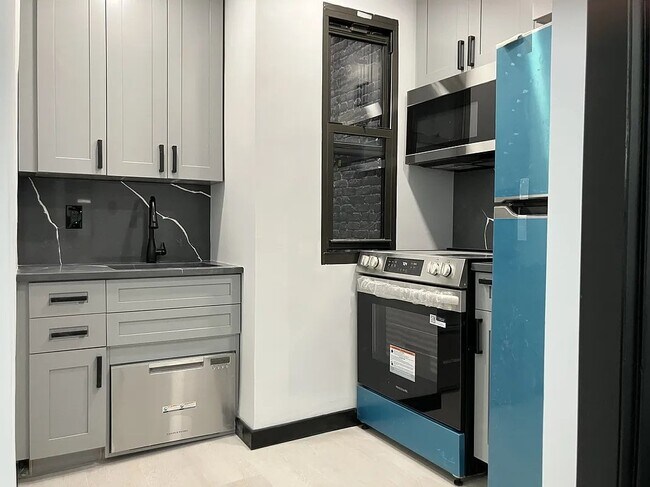 223 E 4th St in New York, NY - Building Photo - Building Photo