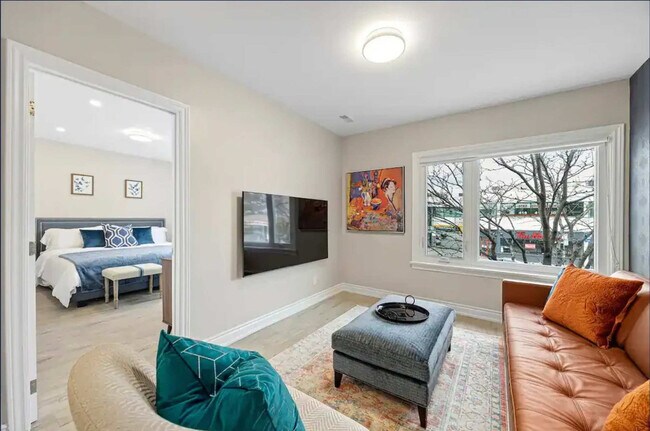 557 St Clair Ave W in Toronto, ON - Building Photo - Building Photo