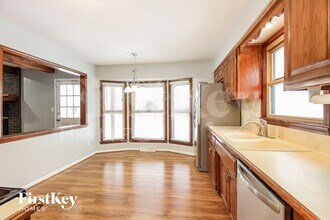 10002 NW 67 St in Parkville, MO - Building Photo - Building Photo